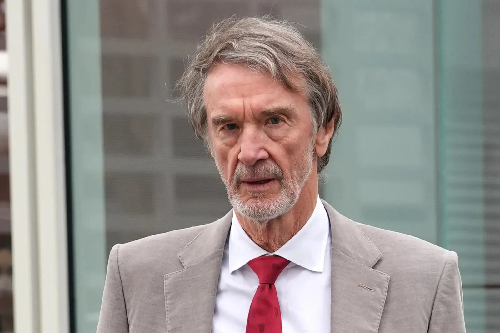 L’accord de parrainage de Sir Jim Ratcliffe Axes avec les rivaux de la Premier League de Man UTD deux ans plus tôt et de payer une somme « significative »