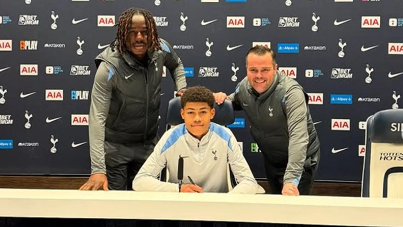 Tottenham Snap Up Up Angleter Star du fils sept mois après que le frère aîné a signé un contrat dans différents sports