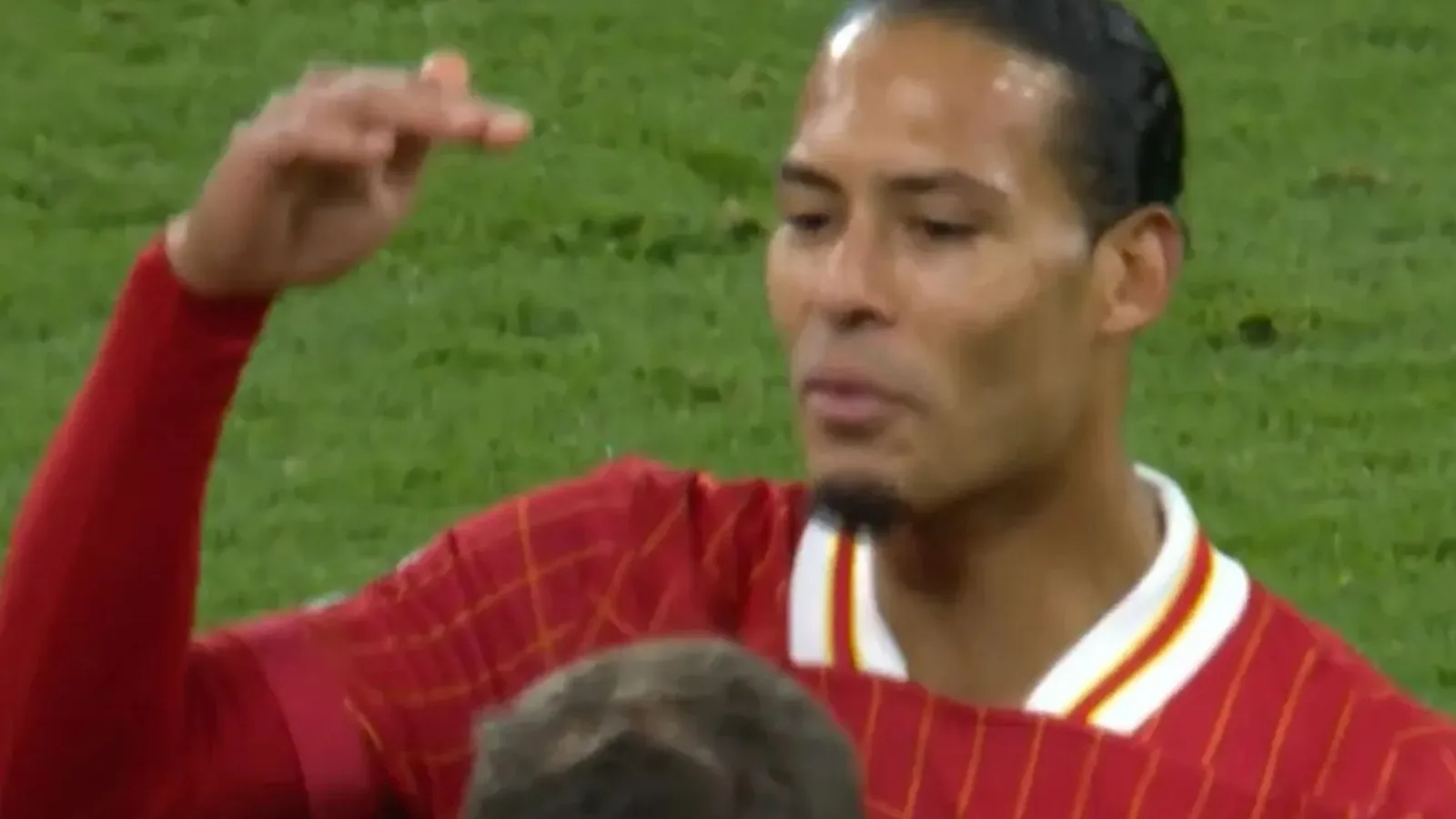 Virgil van Dijk surpris en train de troller son rival d’Aston Villa, Pau Torres, avec un empannage de 3 mots après qu’un commentateur ait lu sur les lèvres la star de Liverpool