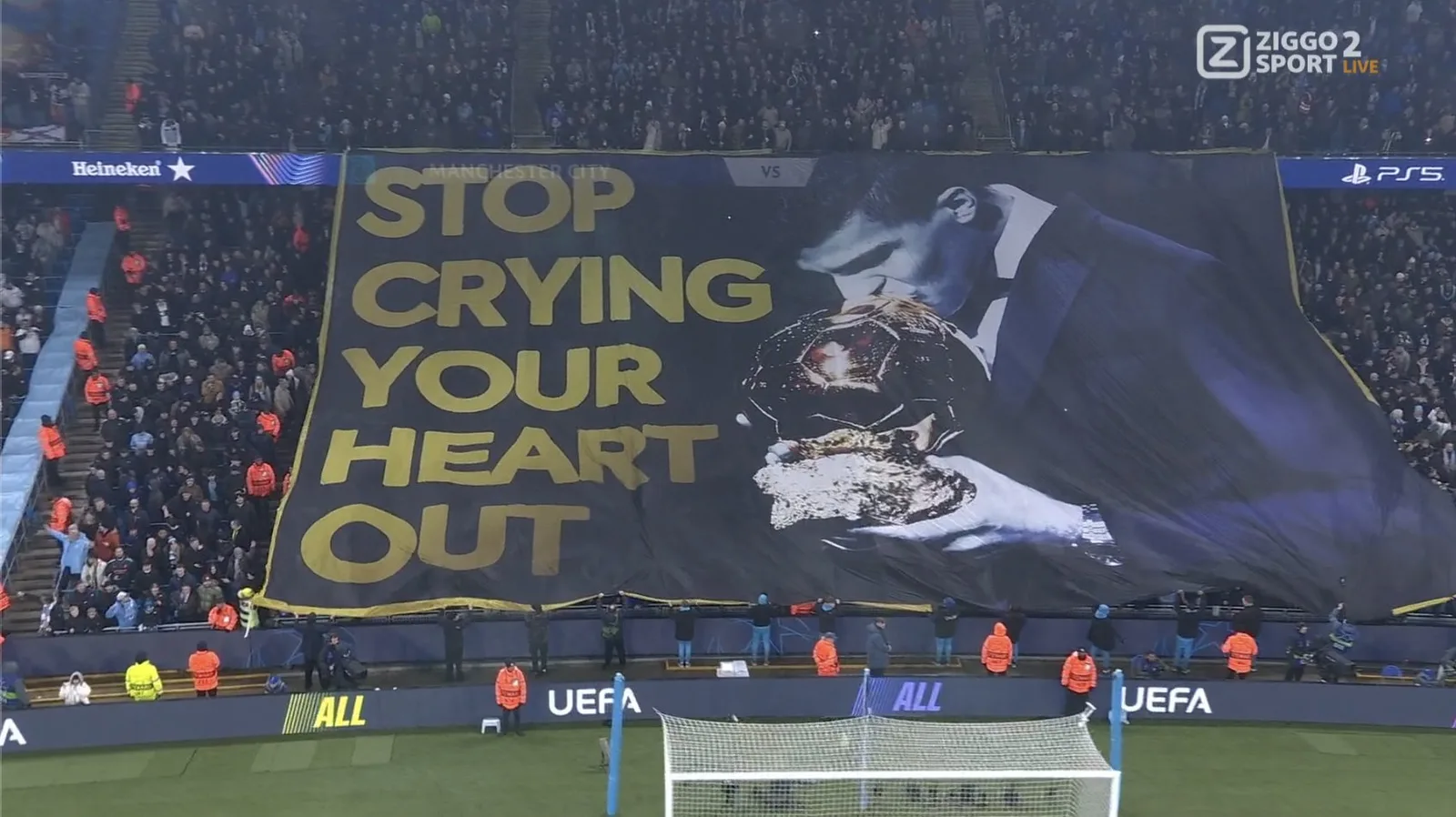 Les fans de Manchester City Troll Vinicius junior avec Rodri Hernandez Banner