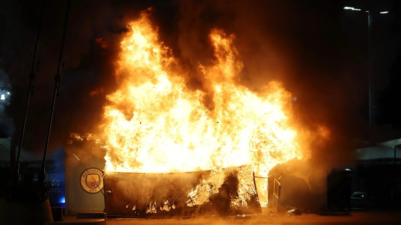 Van prend feu à l’extérieur d’Etihad alors que les services d’urgence se précipitent sur les scènes des heures avant le conflit de la Ligue des champions de Man City