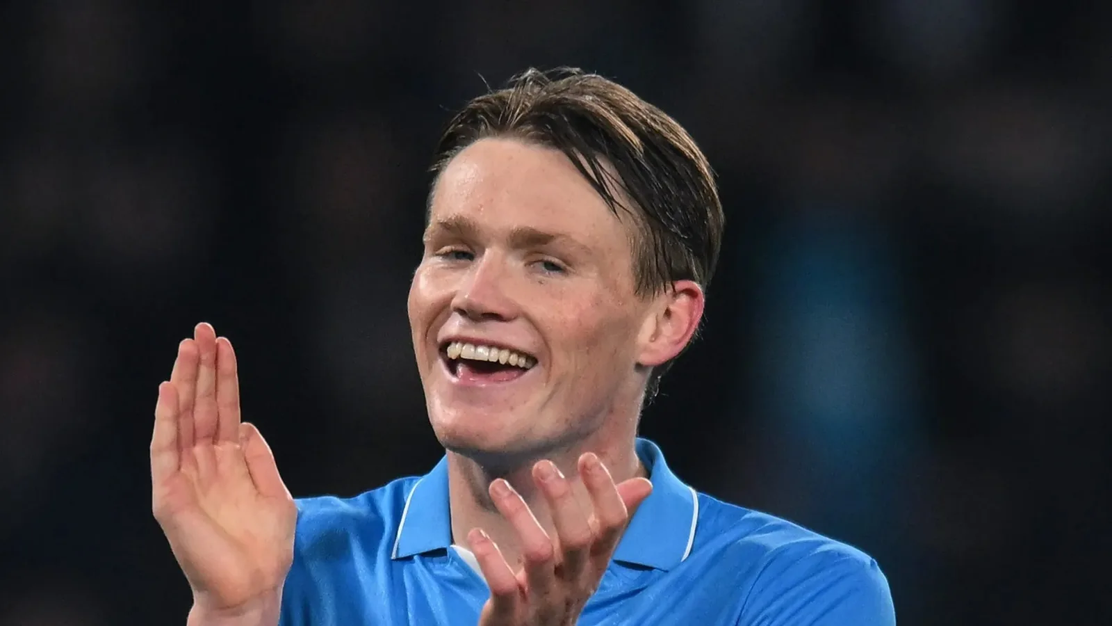 Les fans de Napoli dévoilent la bannière hilarante Scott McTominay après que l’homme UTD oignait surnommé le «New Maradona» par des supporters