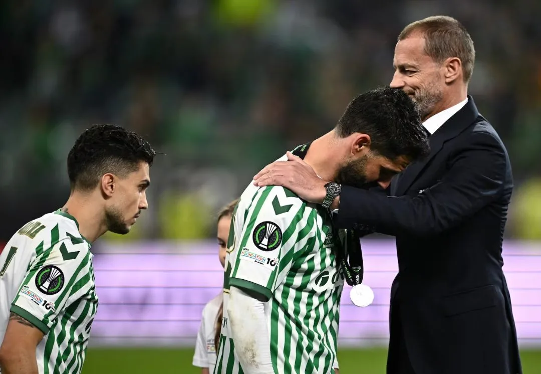Le personnel de Chelsea se rend à ISCO après la finale de la Ligue de la conférence de l’UEFA