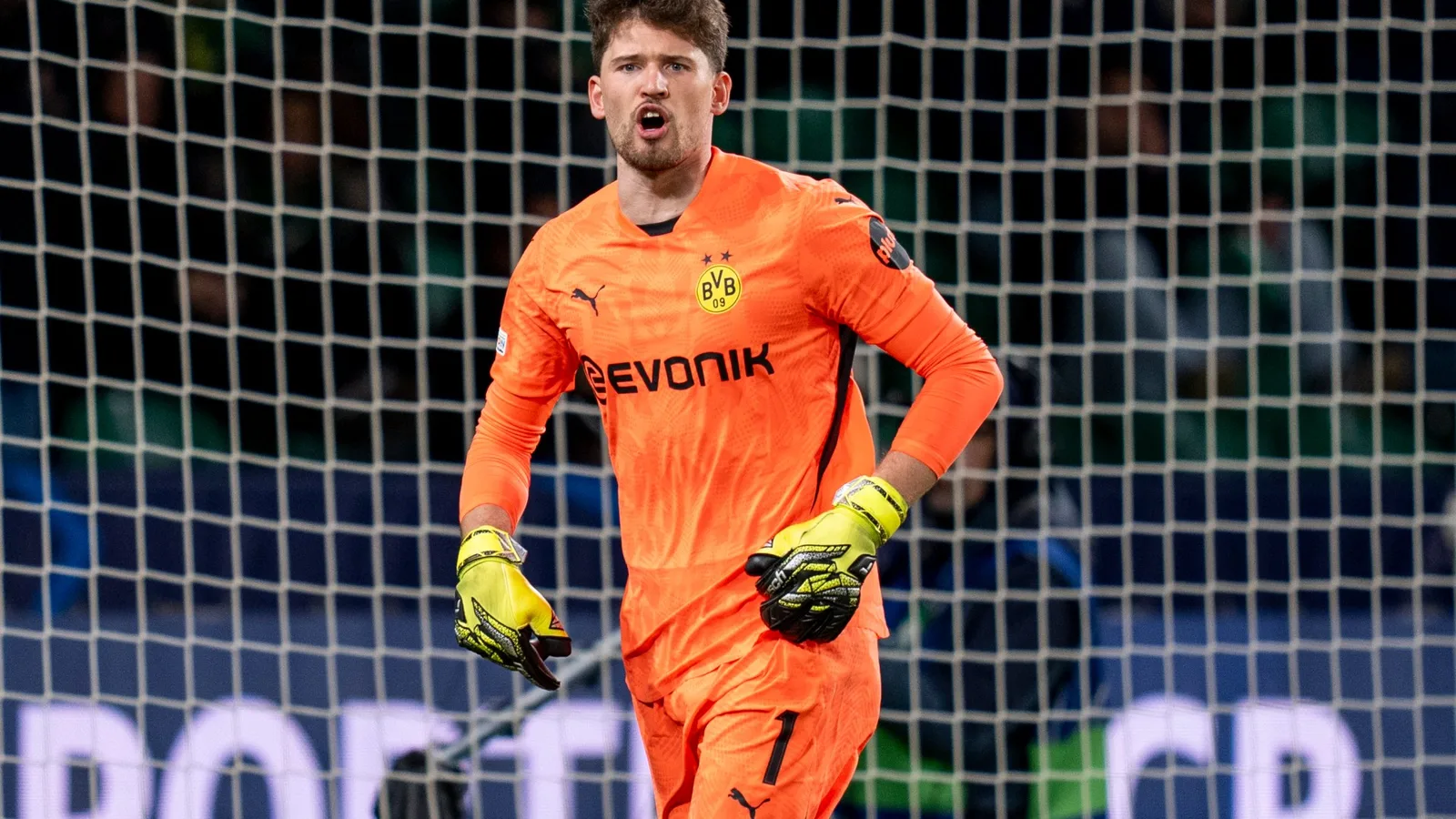 Chelsea et Newcastle «  se battre pour Gregor Kobel avec l’agent de Dortmund Star qui s’adresse à Londres pour des pourparlers de transfert  »