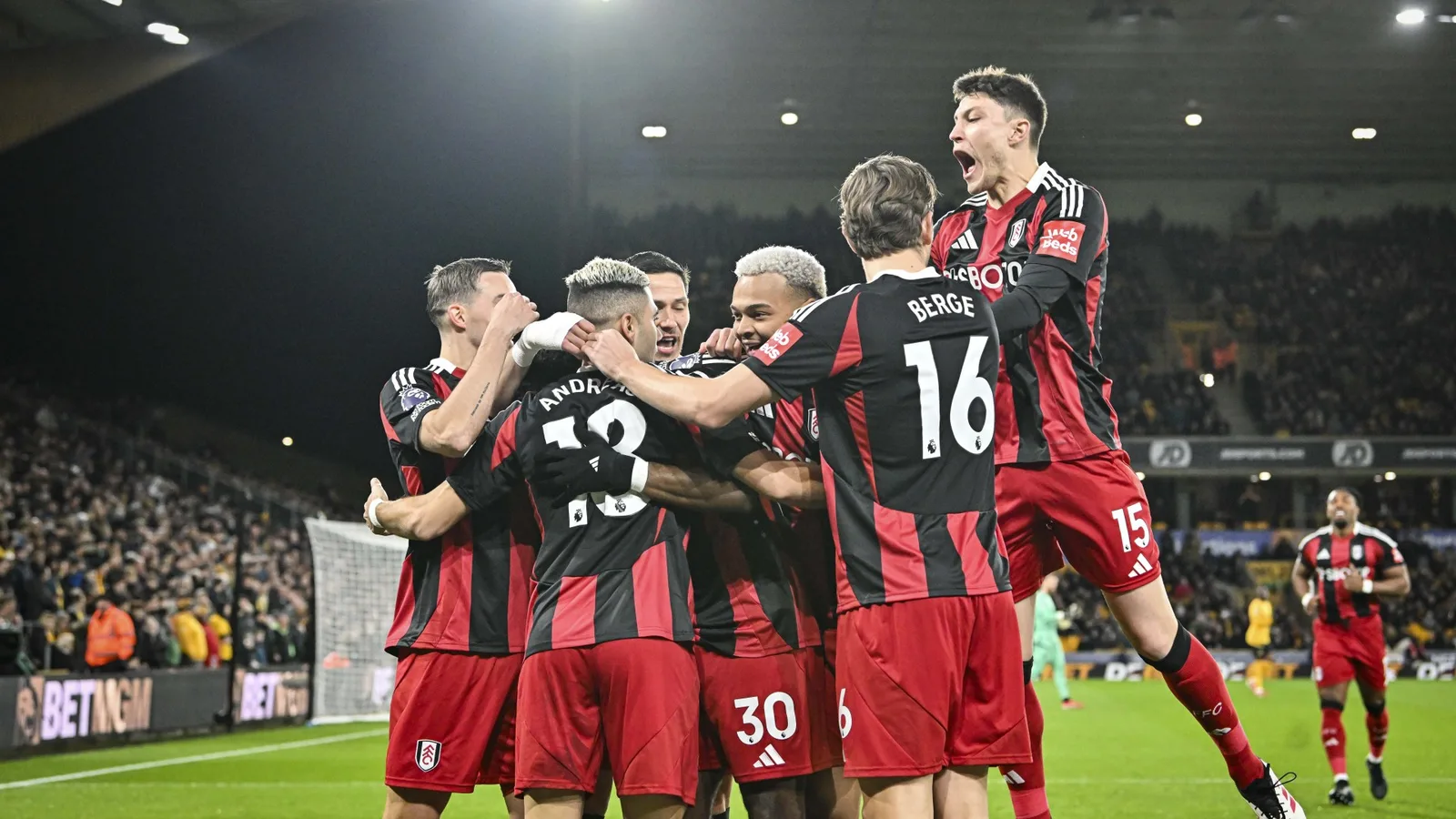 Wolves 1 Fulham 2: Les visiteurs marquent juste au début des deux moitiés pour jeter à nouveau la course européenne grande ouverte