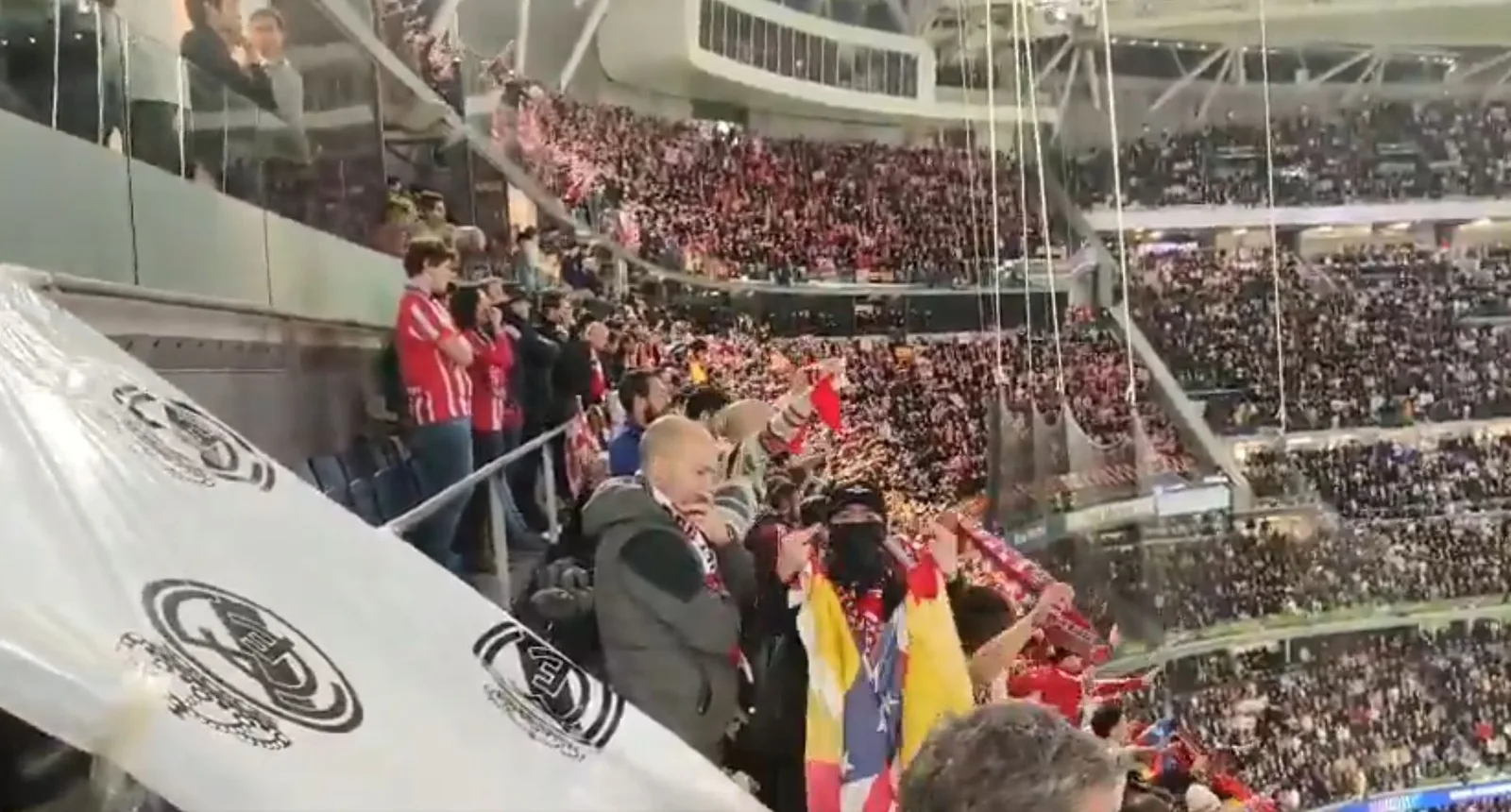 Les fans de l’Atletico Madrid ont tourné pour briser la minute de silence avant Derby