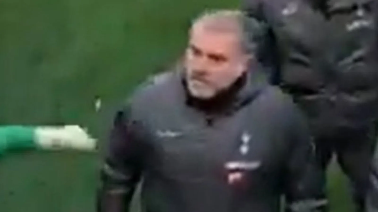 Ange postcoglou donne à Tottenham Fan Death Stare dans une confrontation de tunnel tendu après la défaite de Leicester