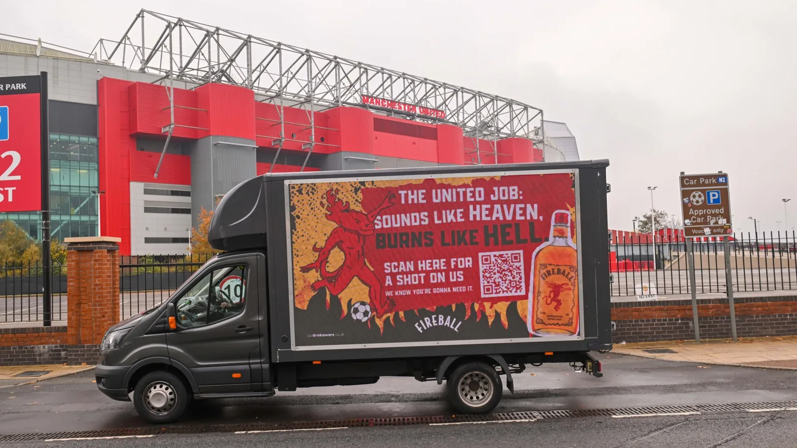 La marque de whisky se moque du nouveau manager de Man Utd, Ruben Amorim, avec un panneau d’affichage à l’extérieur d’Old Trafford