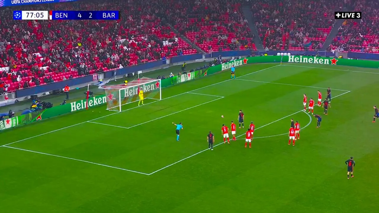 REGARDER: Robert Lewandowski marque un deuxième penalty alors que Barcelone réduit le déficit à 4-3