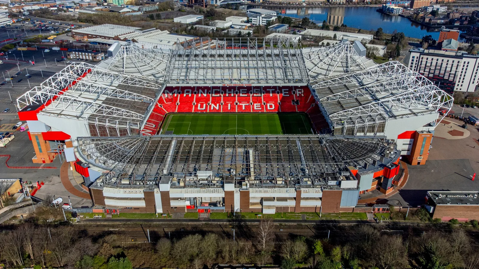 Les détenteurs d’abonnements à Man Utd « veulent qu’Old Trafford soit DÉTRUIT » à cause du réaménagement alors que le soutien au nouveau stade est révélé