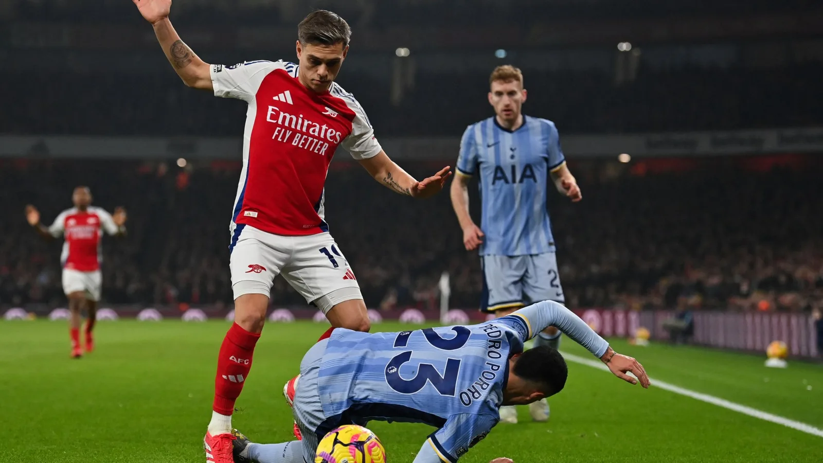 La star d’Arsenal, Leandro Trossard, « brise Pedro Porro en deux » avec une habileté qui laisse « tout le stade haletant »
