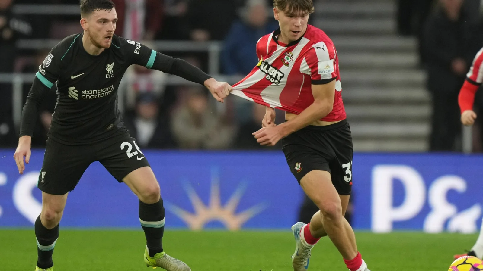 Les fans d’Arsenal exigent que les Gunners « jettent de l’argent » sur la star de Southampton après qu’il ait « envoyé Andy Robertson à la retraite »