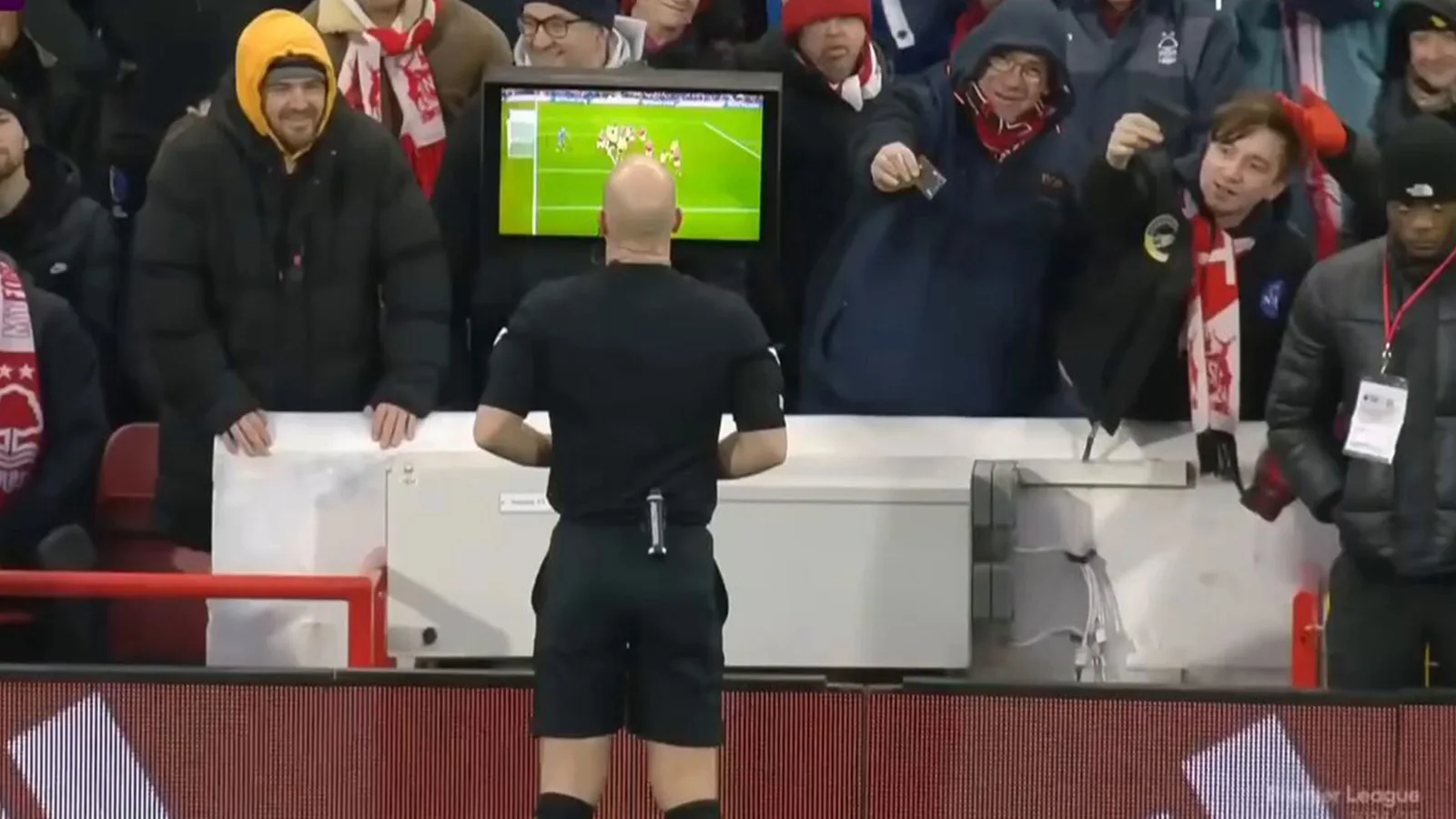 Les fans de Moment Nottingham Forest « tentent de soudoyer Anthony Taylor » lors du contrôle VAR alors que des images hilarantes deviennent virales