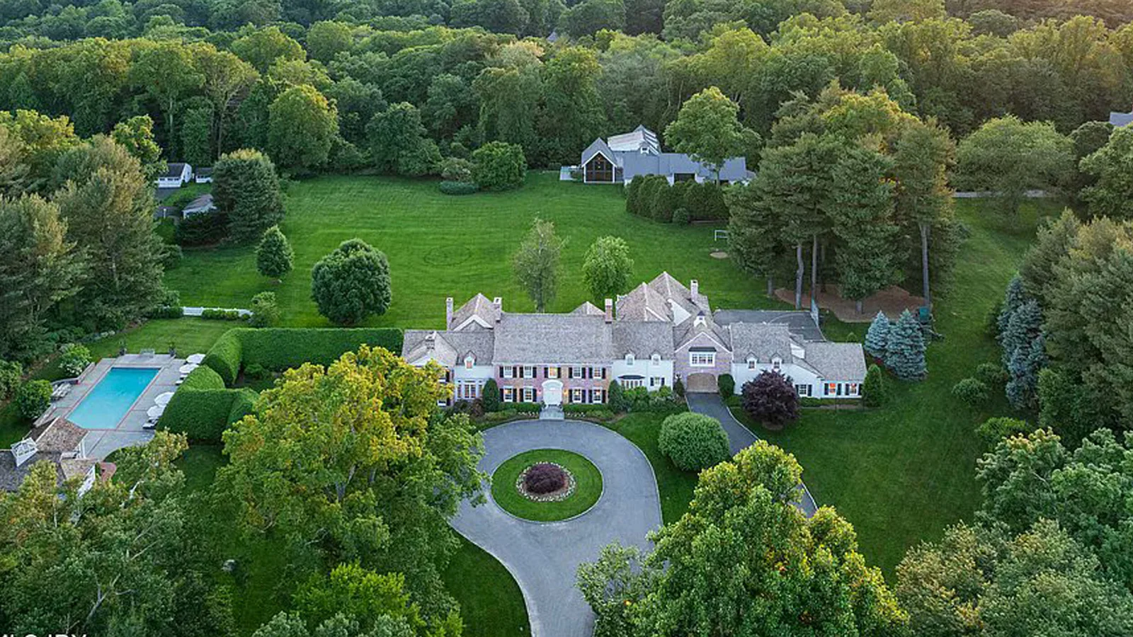 À l’intérieur du manoir fou du propriétaire de Chelsea, Todd Boehly, en vente pour 15 millions de livres sterling avec cage de frappeurs, terrain de basket et piste de bowling
