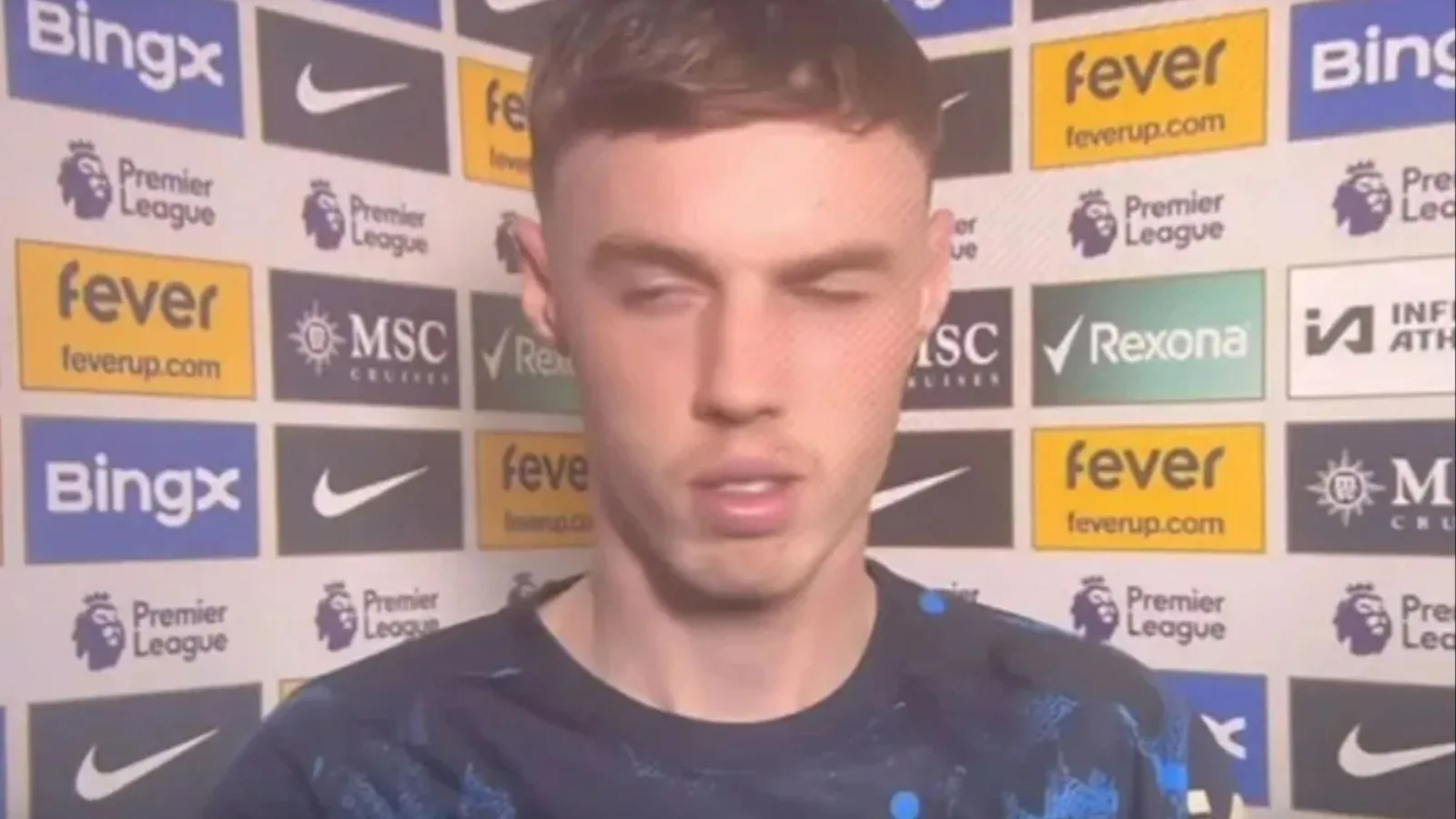 Cole Palmer fronce les sourcils face à la question du journaliste alors que les fans saluent les interviews de la star de Chelsea comme « uniques en leur genre »