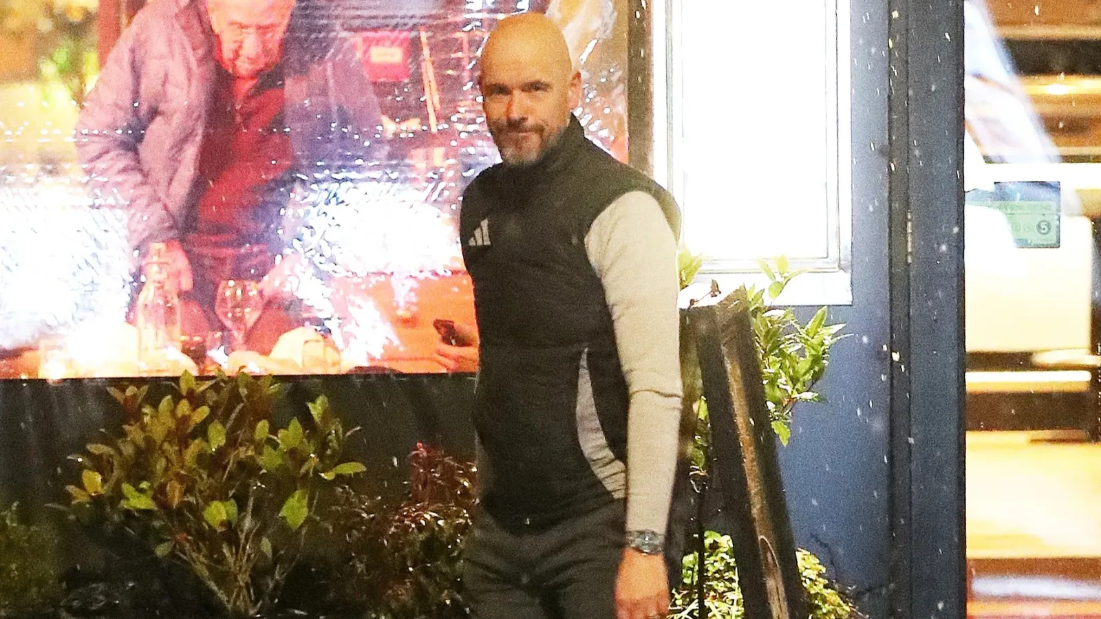 Erik ten Hag repéré à Manchester des semaines après le limogeage de Man Utd alors que lui et sa femme Bianca partent dîner