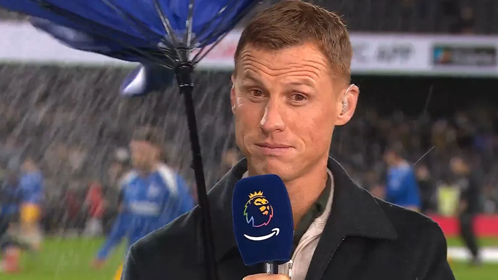 Regardez le moment hilarant où Steve Sidwell « se transforme presque en Mary Poppins » alors que Storm Darragh joue à HAVOC avec son parapluie