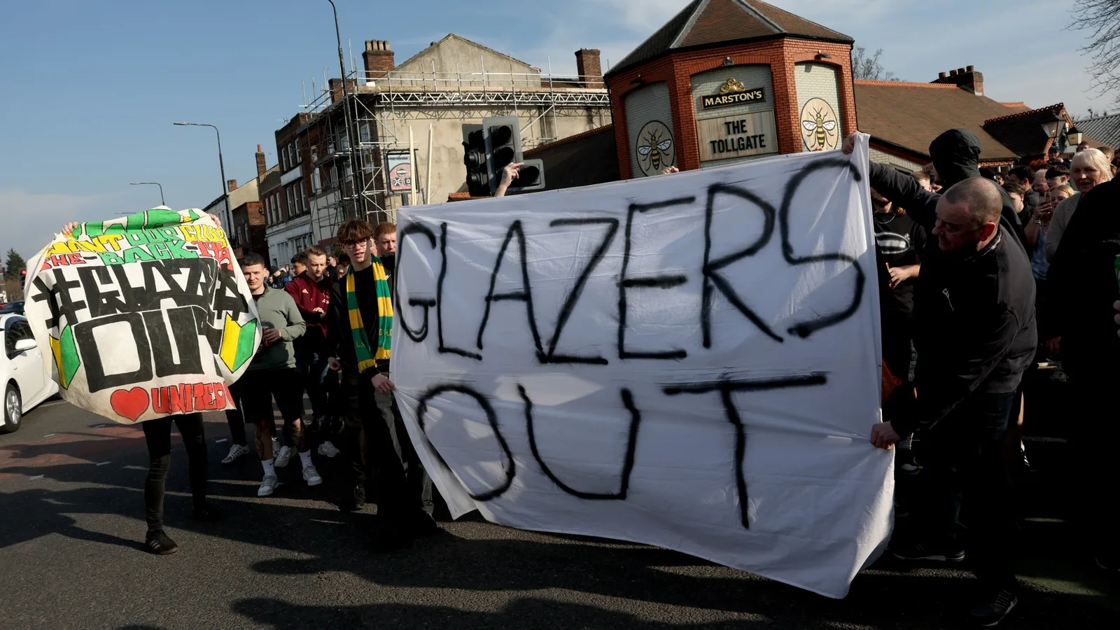 Des milliers de fans de l’homme Utd lancent furieux la marche de protestation au Way Club «meure lentement devant nos yeux»