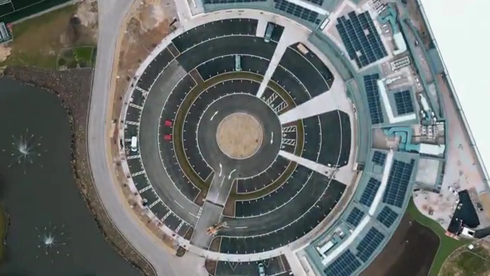 Le club de Premier League emménage dans une nouvelle maison incroyable qui ressemble à un méchant futuriste James Bond.
