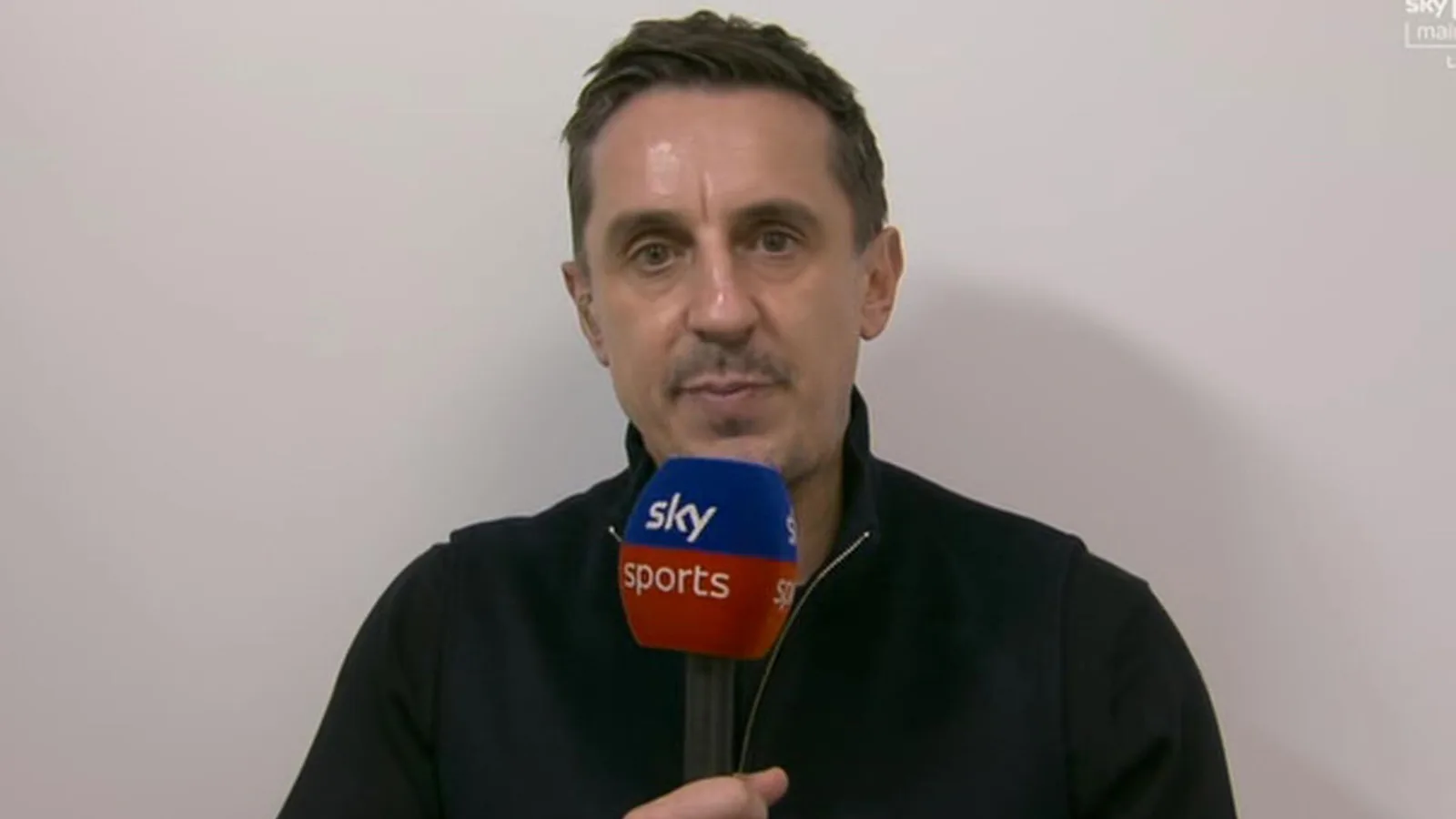 « Gary Neville a-t-il été pris en otage ? » » demandent les fans car ils sont déconcertés par la couverture de Sky Sports de Man Utd vs Newcastle