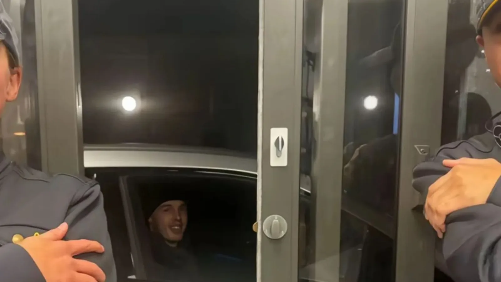 La star de Chelsea, Cole Palmer, se présente au service au volant de McDonald’s, mais les fans plaisantent en disant « ils ne font pas de chips chippy »