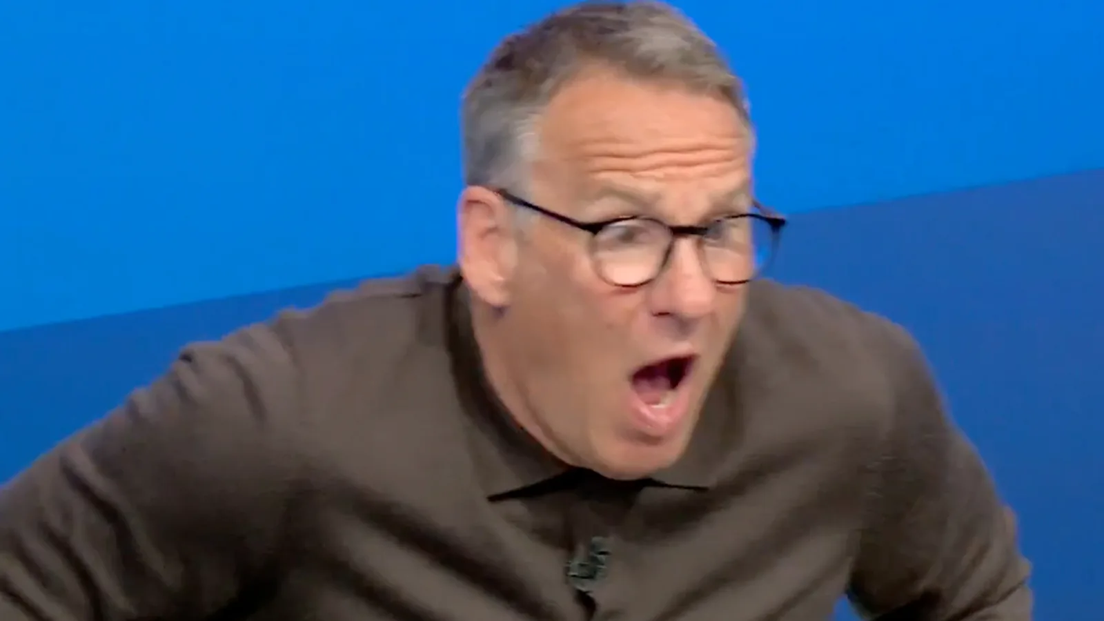 Paul Merson subit un dysfonctionnement de la garde-robe maladroite en direct sur Sky Sports alors qu’il saute pour célébrer le but de l’arsenal