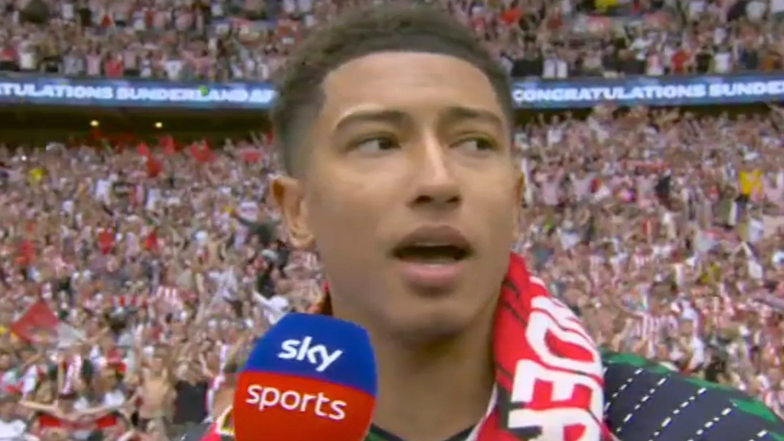 Jobe Bellingham fait glisser les experts Sky Sports dans une interview télévisée en direct avant un moment maladroit avec un panneau à Wembley