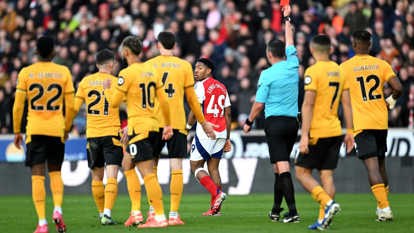 L’animateur du match du jour mène la fureur des fans face au carton rouge d’Arsenal de Lewis-Skelly alors que même l’ancien as des Spurs dénonce la « pire décision de tous les temps »