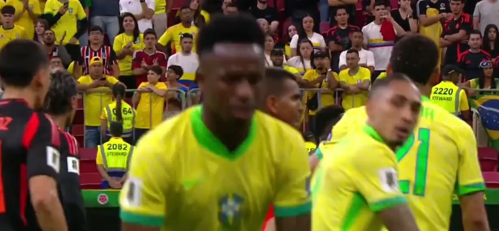Vinicius Junior explique à Raphinha qui parle au Brésil