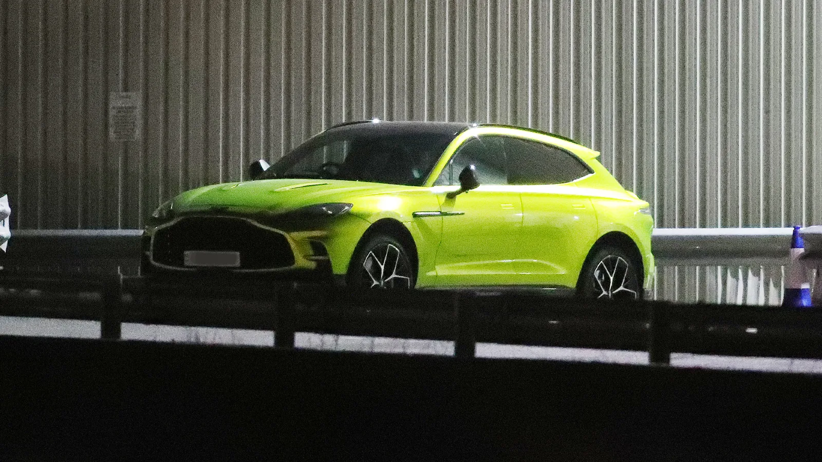 Aston Martin Green Aston Martin de 350 000 £ d’Erling Haaland a été collecté par l’aéroport par le fonctionnaire de Man City après que Star ait laissé des béquilles