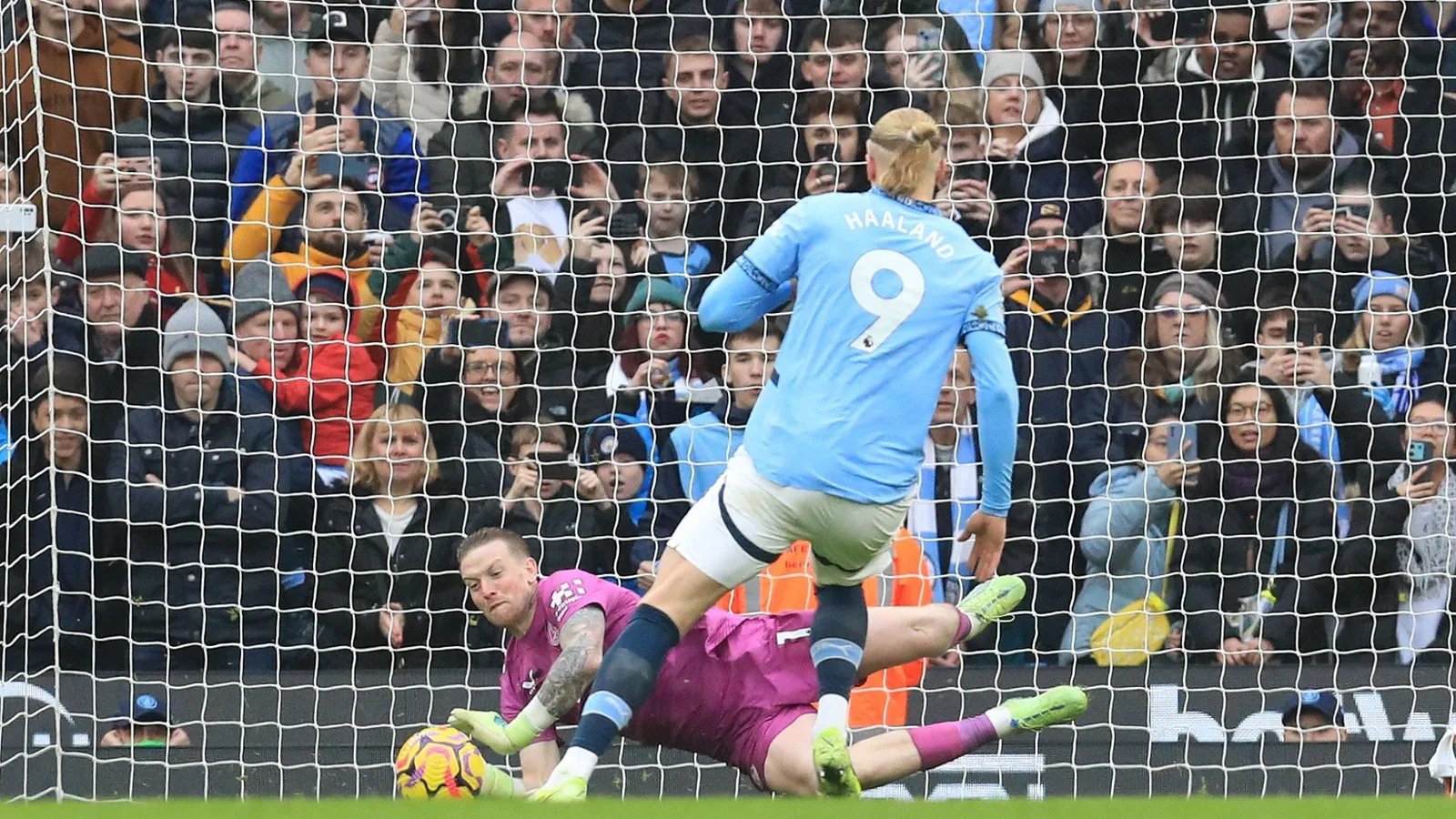 L’aide-mémoire du gardien d’Everton Jordan Pickford révélé sur WATER BOTTLE alors qu’il sauve le penalty de Haaland
