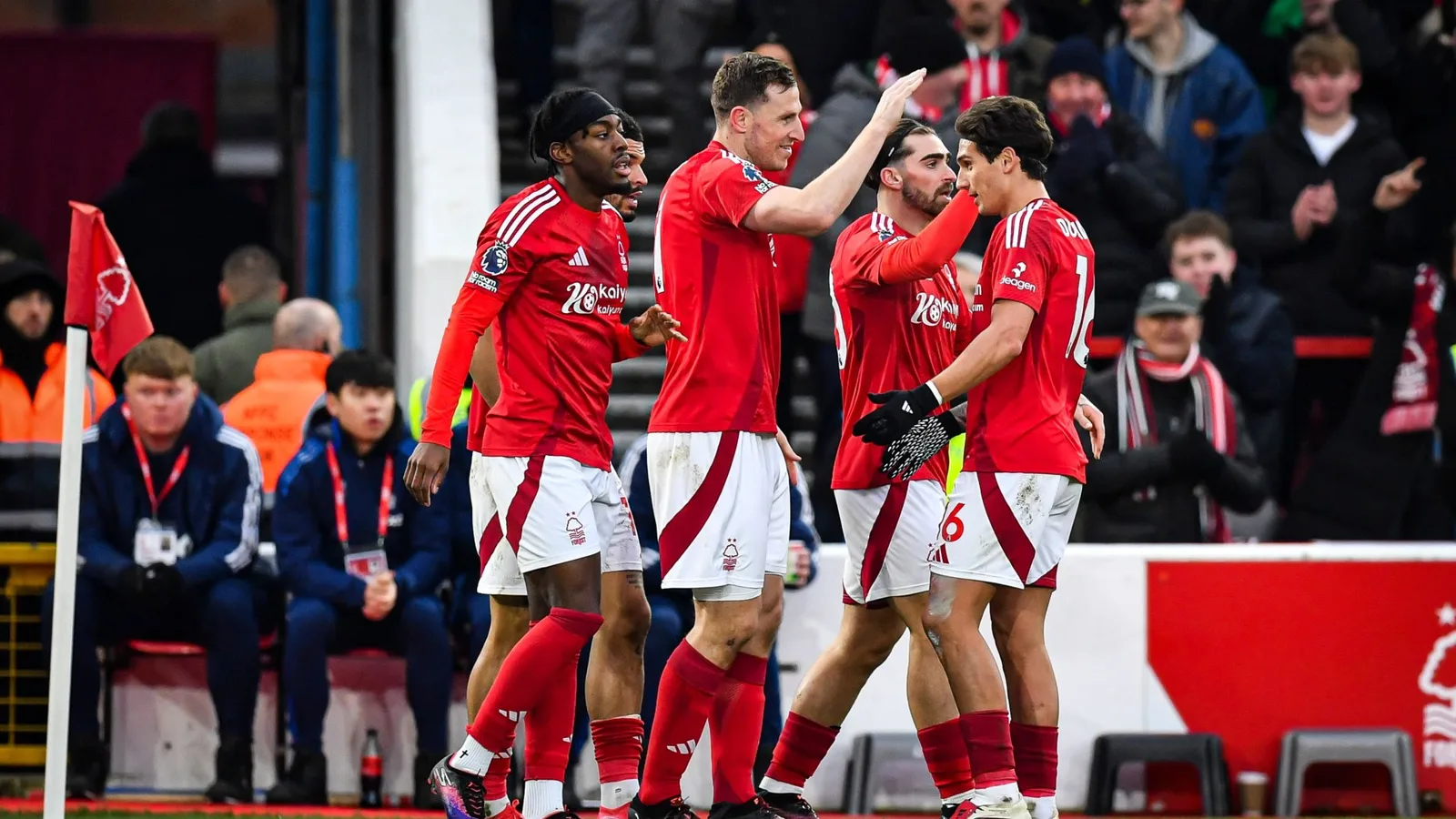 Nottingham Forest 3 Southampton 2: Tricky Trees retarde le retour furieux des Saints pour égaliser les points avec Arsenal