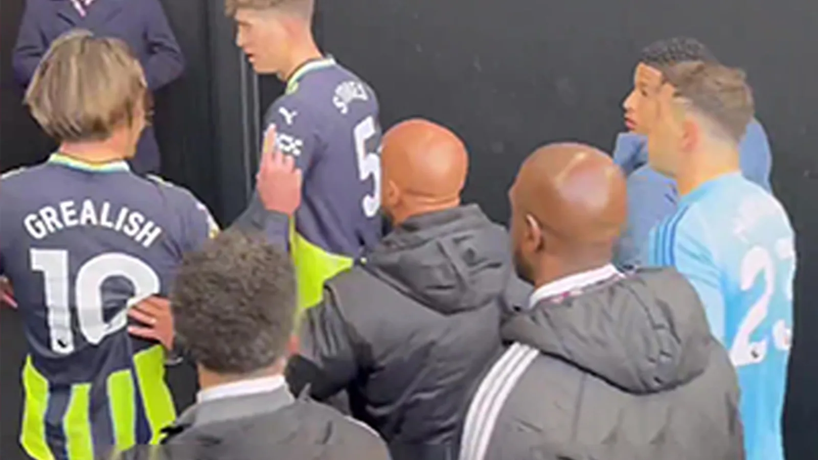 L’explosion de huit mots d’Emi Martinez contre Jack Grealish révélée alors que de nouvelles images de la furieuse rangée de tunnels du couple émergent