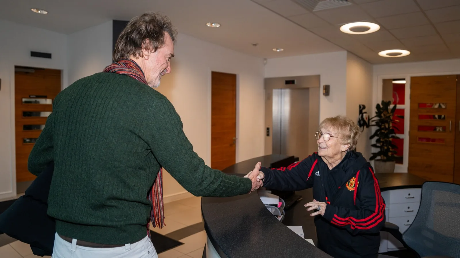 La réceptionniste très appréciée de Man Utd, Kath Phipps, est décédée à l’âge de 85 ans en hommage au « battement de cœur de United »