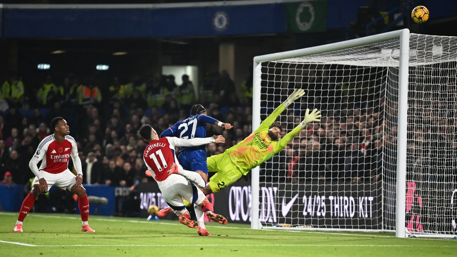 Gary Neville se moque de lui avec une théorie hilarante sur la raison pour laquelle Malo Gusto a manqué la gardienne de Chelsea contre Arsenal