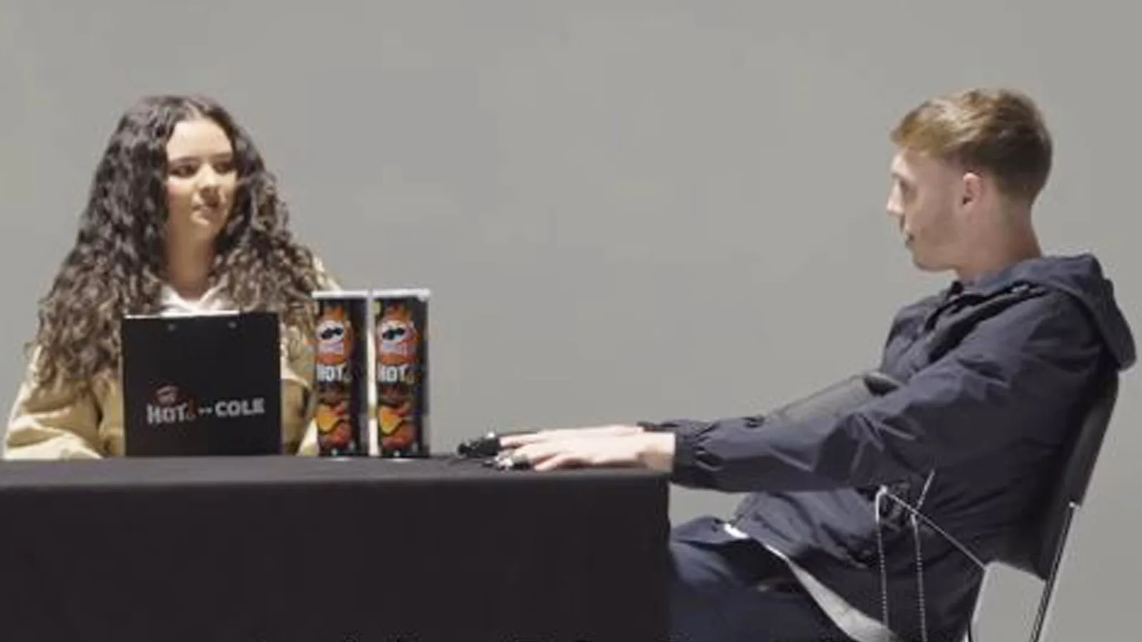 La star de Chelsea, Cole Palmer, admet qu’il a vomi dans la piscine en vacances et a pris la main coincée dans un tube de Pringles