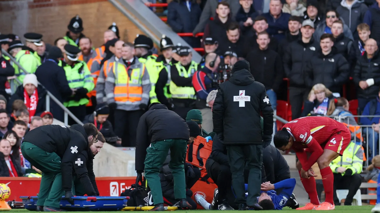 La star d’Ipswich, Wes Burns, s’effondre au sol à l’agonie et est emportée sur une civière lors du choc à Liverpool.