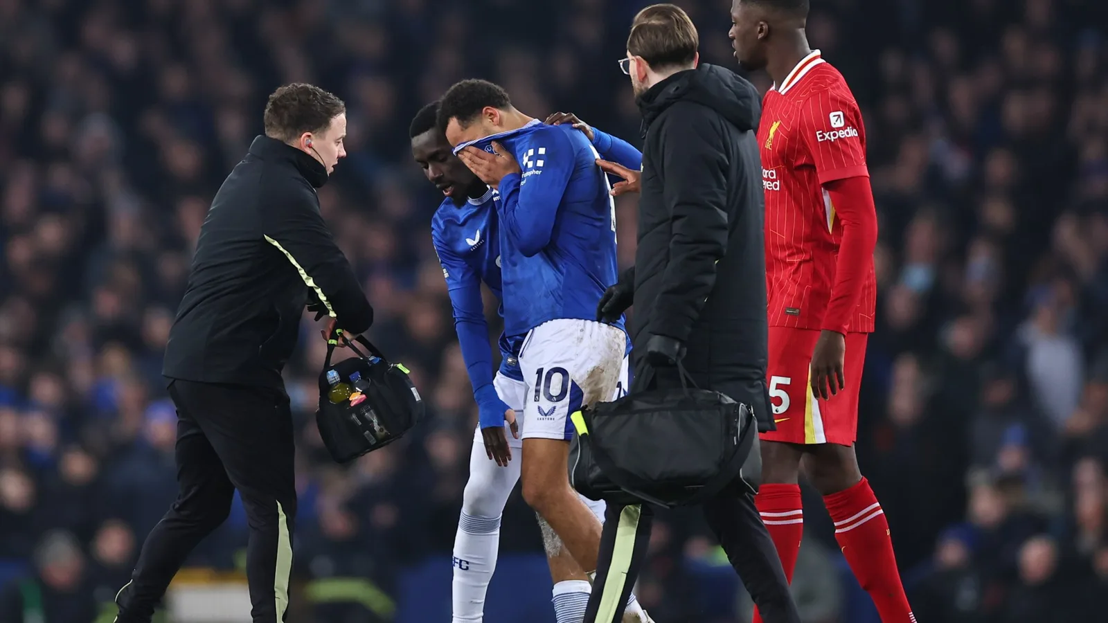 La star d’Everton Iliman Ndiaye laisse le terrain en larmes après avoir subi une blessure à l’horreur contre Liverpool