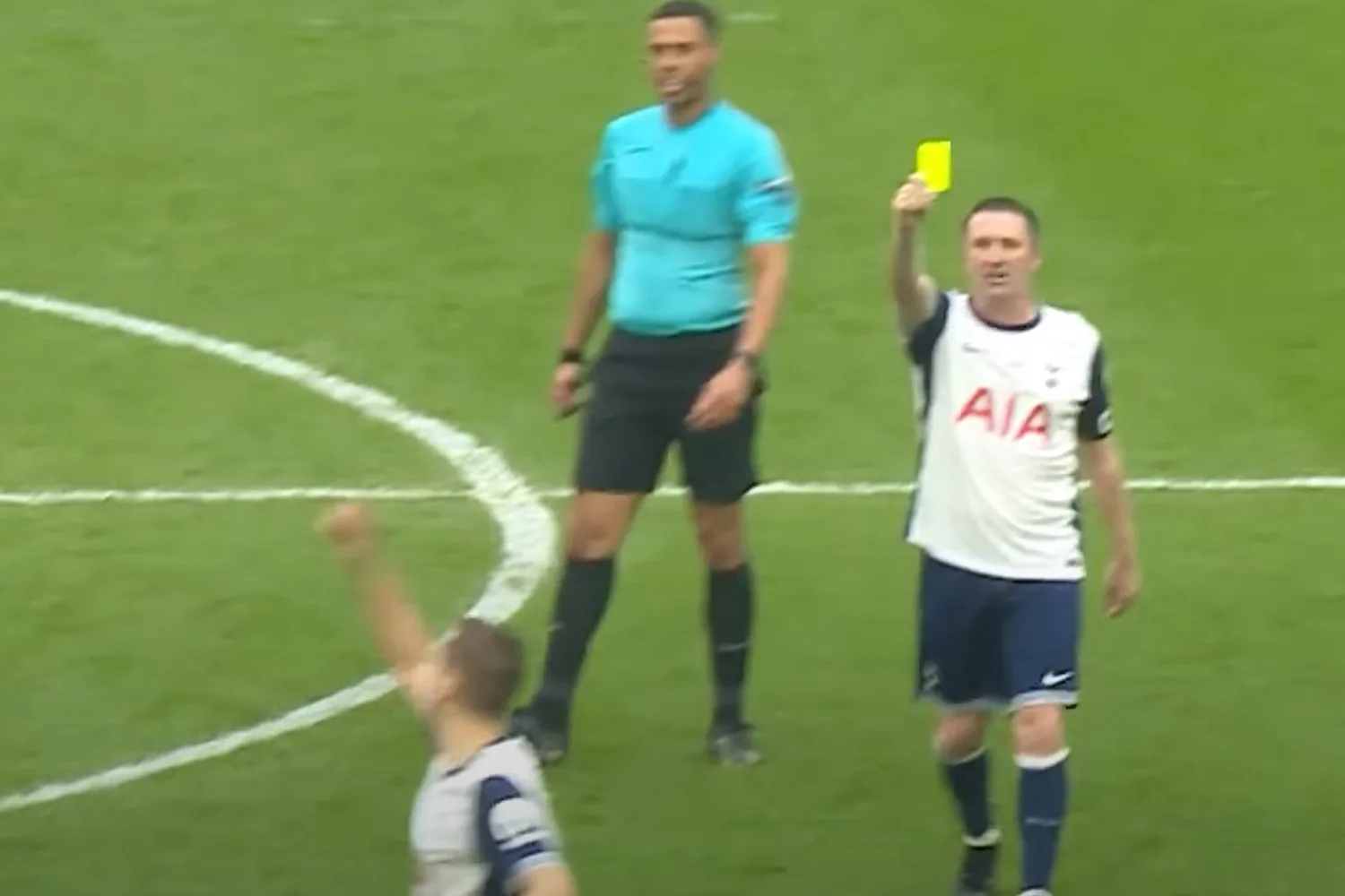 Moment bizarre Robbie Keane donne un carton jaune à son propre coéquipier pour une raison hilarante dans le match de légendes de Tottenham