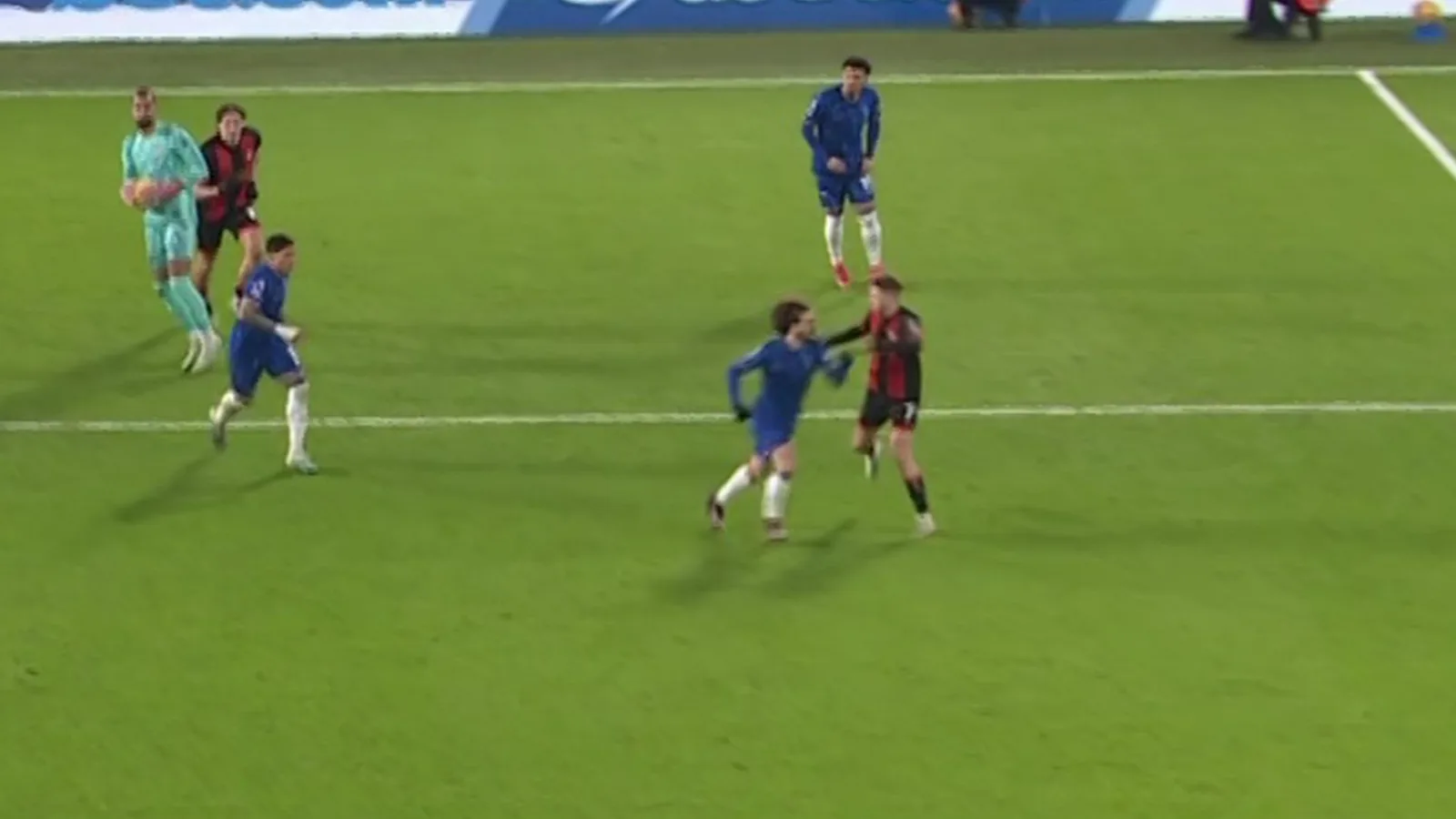 L’arbitre de la Premier League entre dans l’histoire en refusant d’expulser la star de Bournemouth qui a « fait du linge à Cucurella »