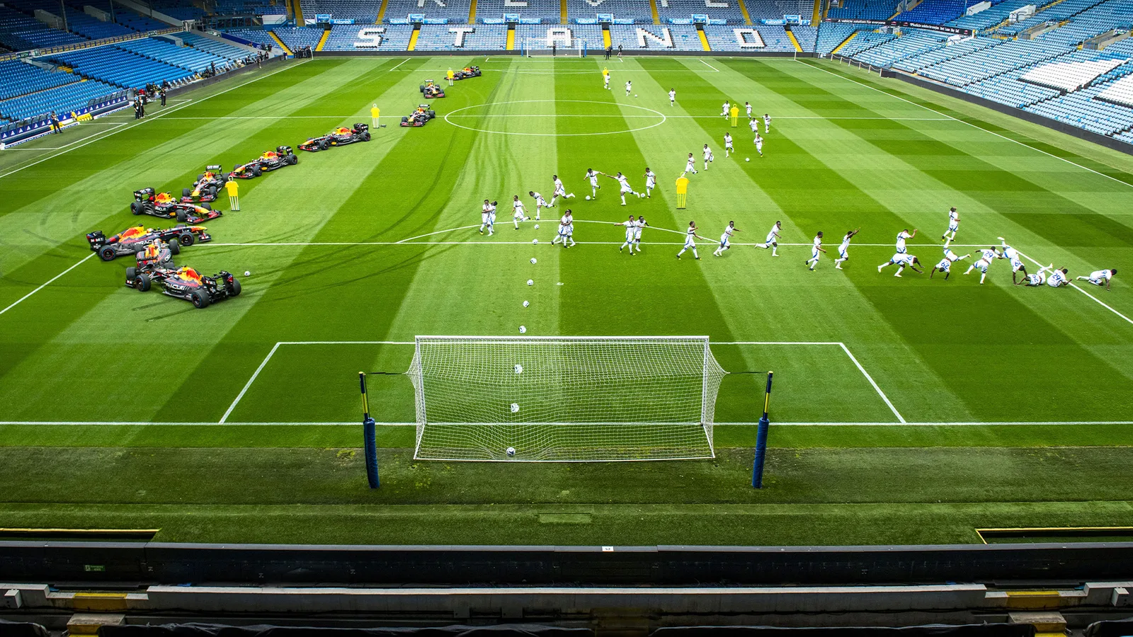 Risque de la Premier League Risque Ruining Pitch alors que Stars Race Red Bull F1 Car dans leur stade