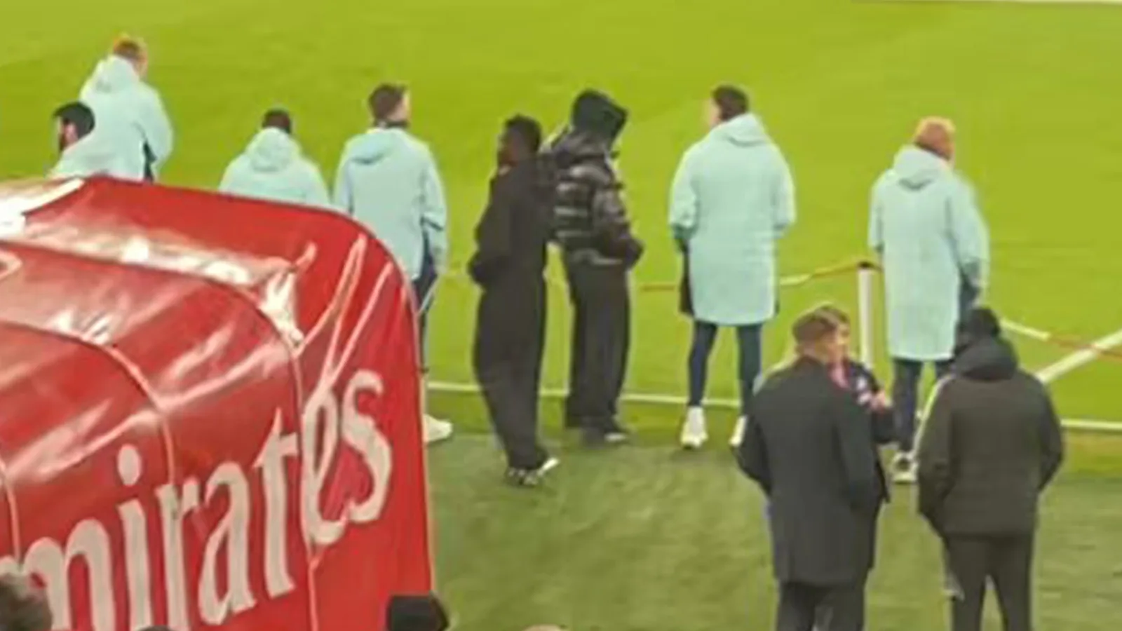 Bukayo Saka fait le point sur la star d’Arsenal repérée à Emirates sans béquilles… mais les Gunners subissent une nouvelle blessure