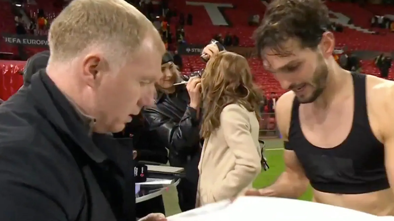 Moment réconfortant La star du PAOK demande à Paul Scholes de signer son maillot en direct à la télévision après la défaite contre Man Utd