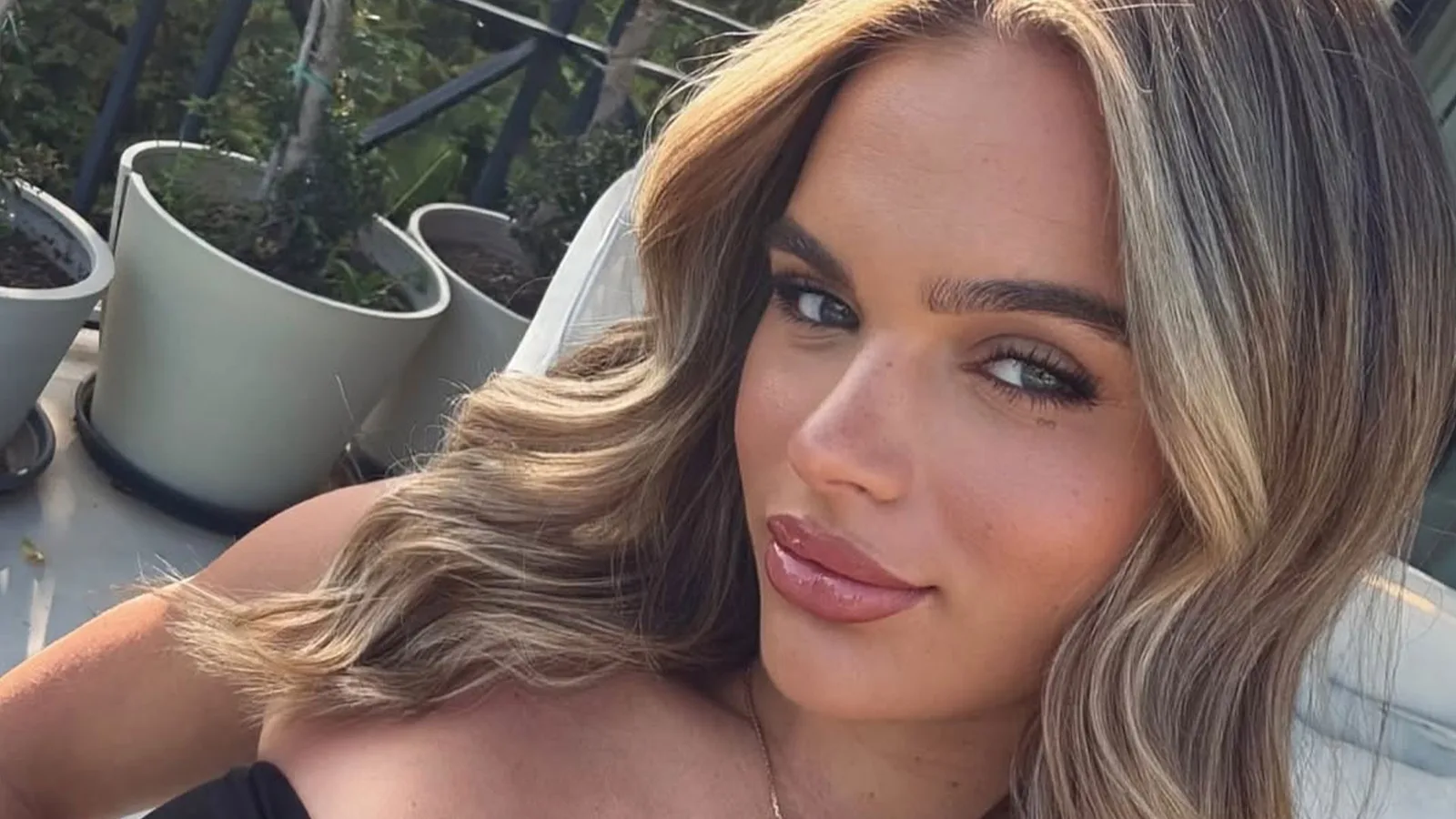 La copine de l’Angleterre Morgan Gibbs-White se présente dans la tenue révélatrice pour la «soirée de rendez-vous» en vacances