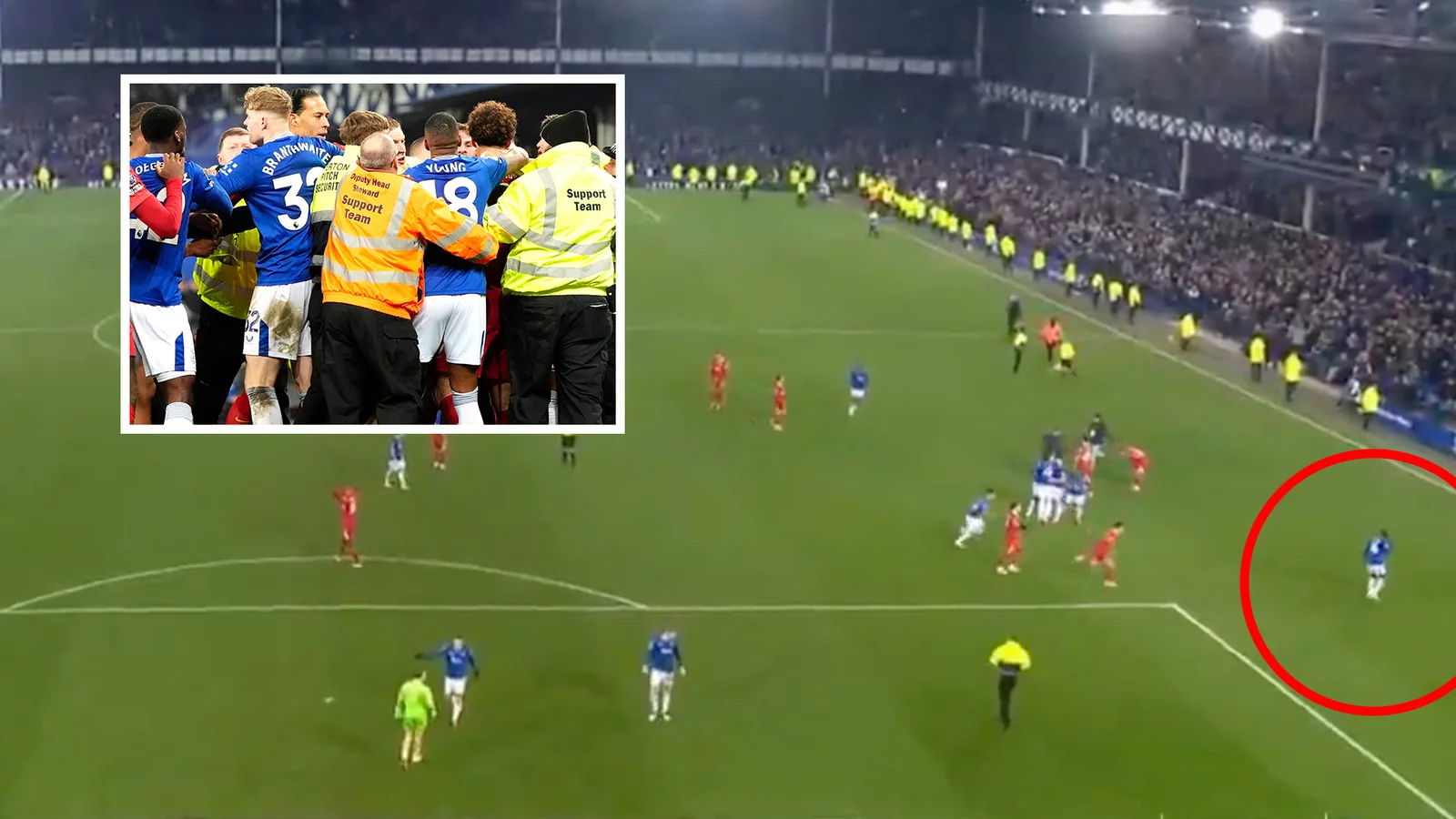 Regarder le moment Everton Star Sparks Mass Goodison Brawl par des fans de Liverpool avant de faire tomber les fans de Furious Curtis Jones