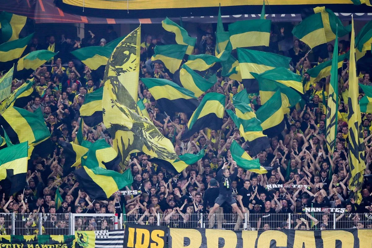 128 Les groupes de supporters français signent une déclaration conjointe condamnant le plan «dangereux» pour dissoudre les groupes Nantes et Asse Ultra