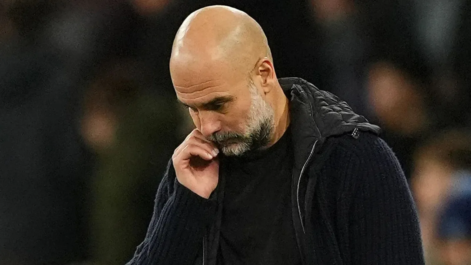 Pep Guardiola ne sort pas du vestiaire de Man City pendant 30 minutes après la défaite de Man Utd, puis dit « Je ne suis pas assez bon »