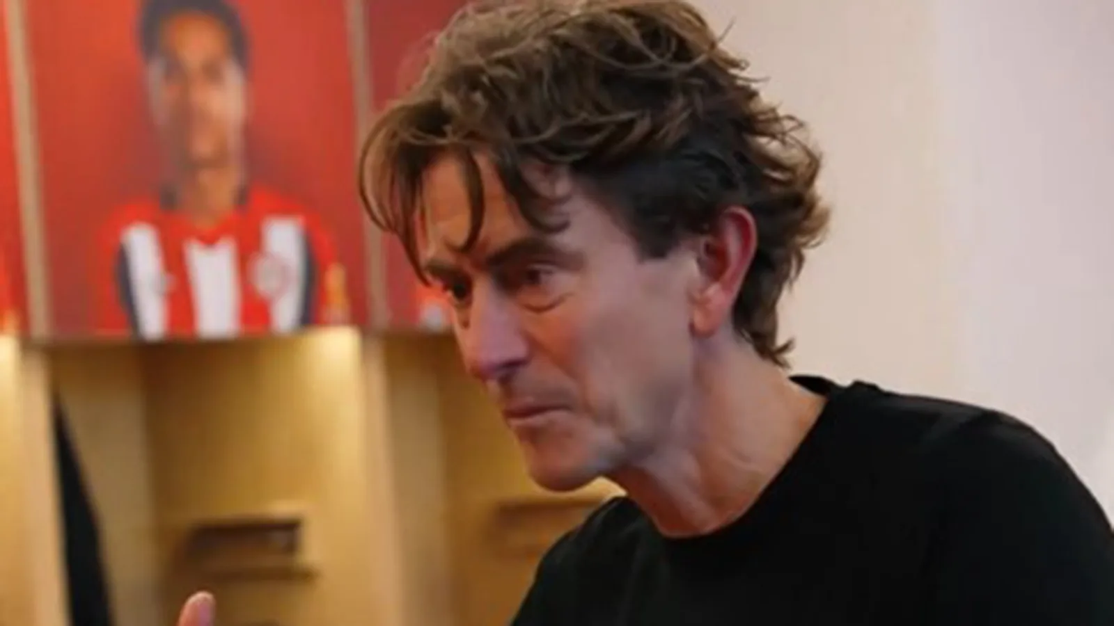 « C’est comme ça qu’on gère une équipe » : regardez l’incroyable discours de Thomas Frank à Brentford après avoir battu Newcastle