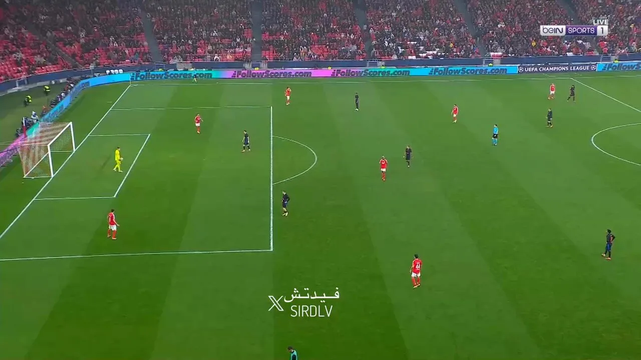 REGARDER: Le but bizarre de Raphinha réduit de moitié le déficit entre Benfica et Barcelone