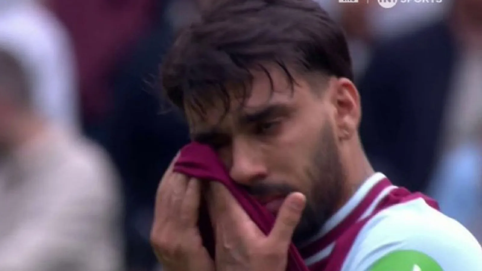 Lucas Paqueta semble se fondre en larmes après avoir obtenu un carton jaune alors que West Ham Star fait face à une interdiction à vie